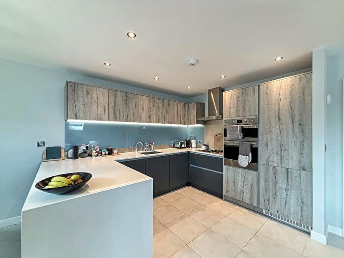 3 Bedroom Flat For Sale In Campden Road, South Croydon, CR2