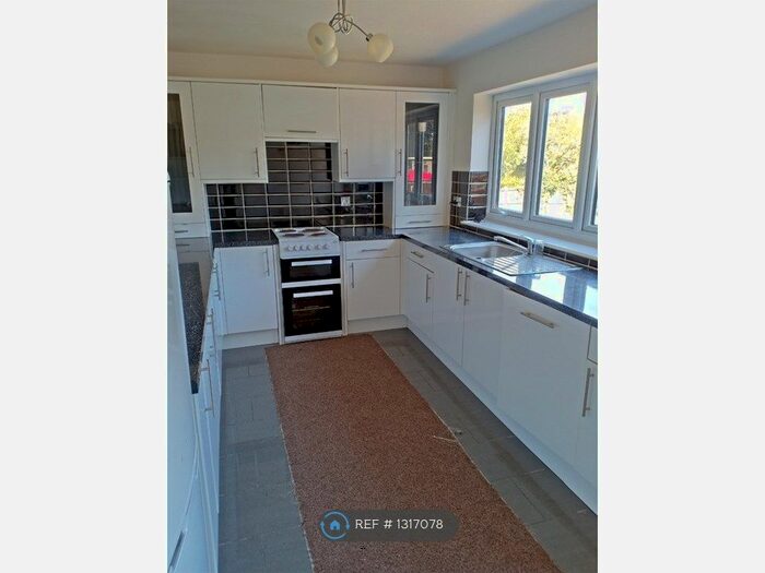 3 Bedroom Semi-Detached House To Rent In Eastern Avenue East, Romford RM1