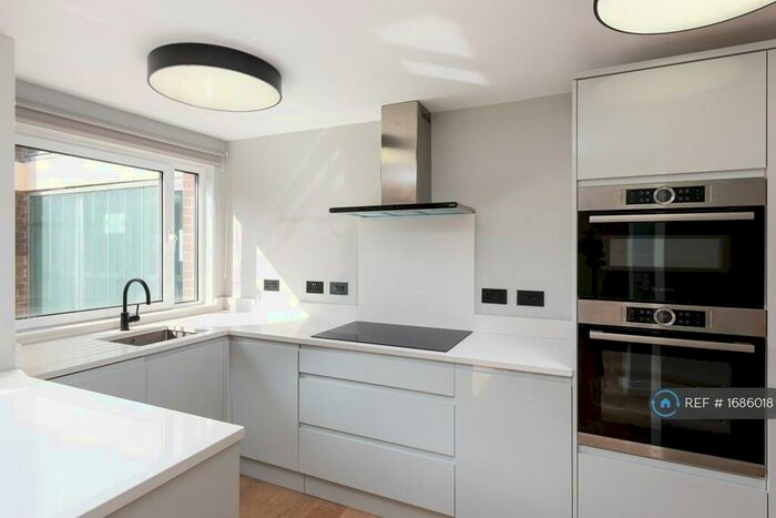 2 Bedroom Flat To Rent In Eaton Manor, Hove, BN3