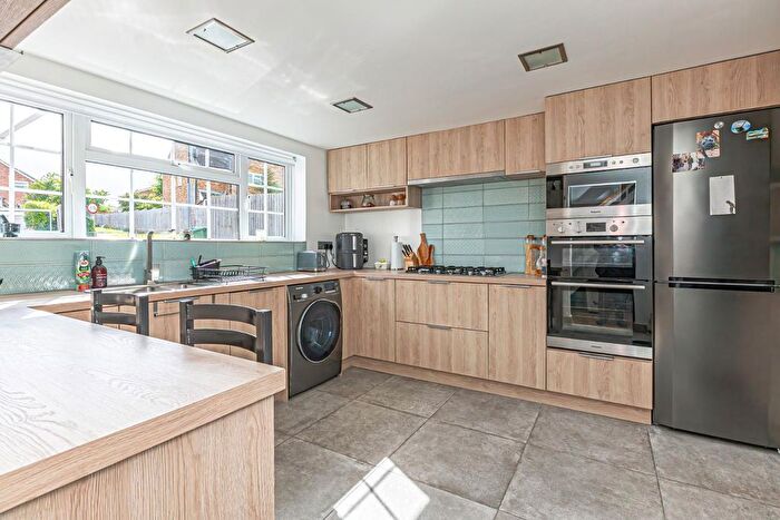 3 Bedroom Semi-Detached House For Sale In Berryfields, Cheddington, LU7