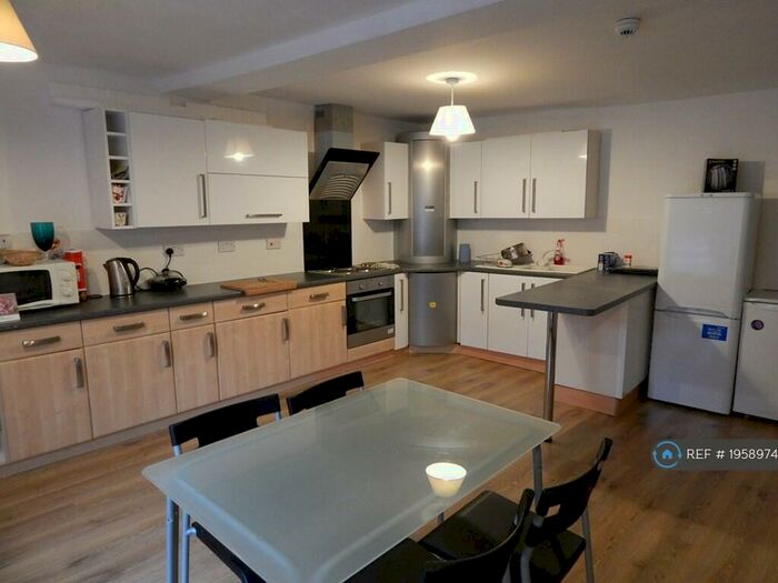 2 Bedroom Flat To Rent In Bank Street, Maidstone, ME14