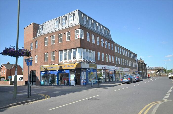 2 Bedroom Flat To Rent In Lumley Road, Horley, Surrey, RH6