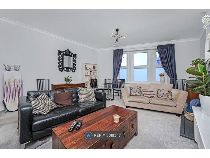 3 Bedroom Flat To Rent In Mitcham Road, London, SW17