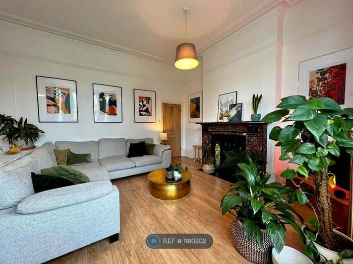 2 Bedroom Flat To Rent In The Barons, St Margarets, TW1