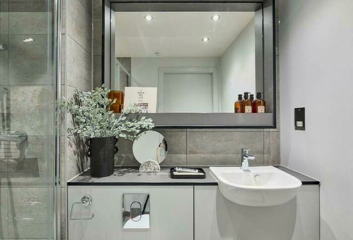 3 Bedroom Flat To Rent In Mustard Wharf At Tower Works, Industrial Collection, LS1