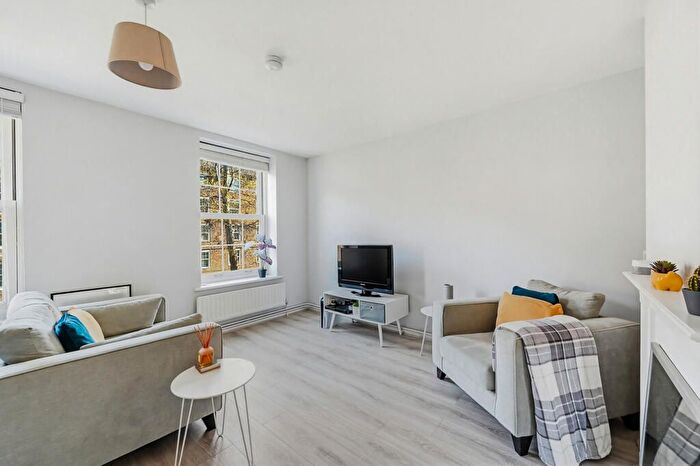 2 Bedroom Flat For Sale In Gosling Way, London, SW9