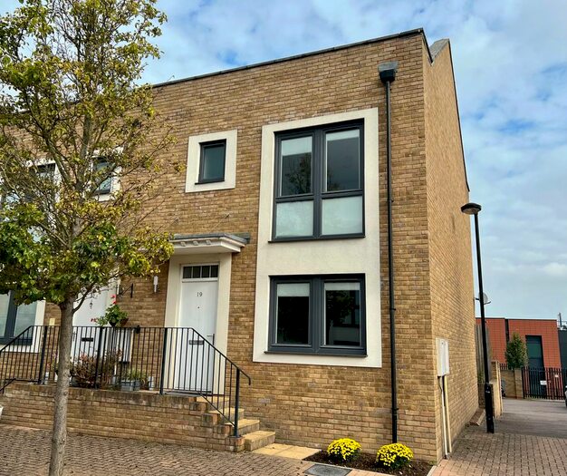 3 Bedroom Semi-Detached House To Rent In The Fort, Rochester, ME1