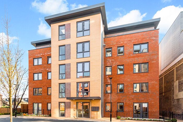 2 Bedroom Flat For Sale In Colonnade Gardens, London, W3