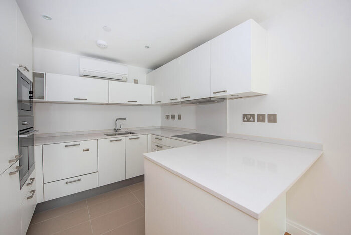 2 Bedroom Flat For Sale In Albert Bridge Road, London, SW11