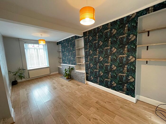 3 Bedroom End Terrace House To Rent In Glyneath Rd, Neath, SA11