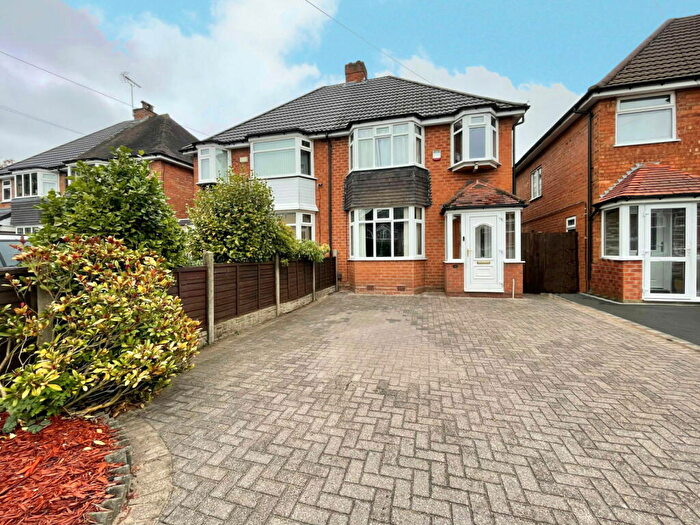 3 Bedroom Semi Detached House For Sale In Bramley Croft, Shirley, B90