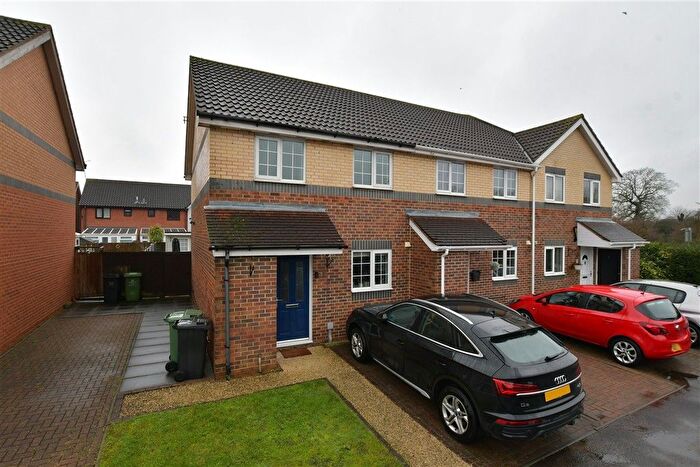2 Bedroom End Terrace House For Sale In Scott Drive, Wickford, Essex, SS12