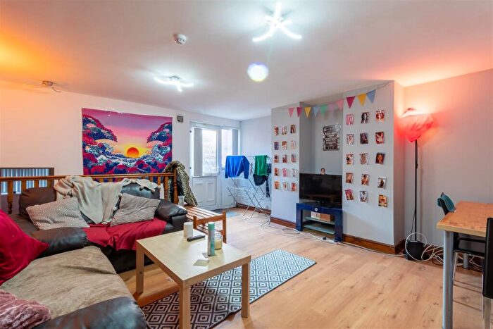 3 Bedroom Flat To Rent In Royal Park Terrace, Hyde Park, Leeds, LS6