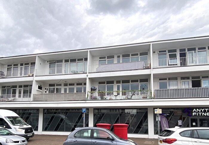 1 Bedroom Flat For Sale In Rectory Grove, Leigh-on-sea, SS9