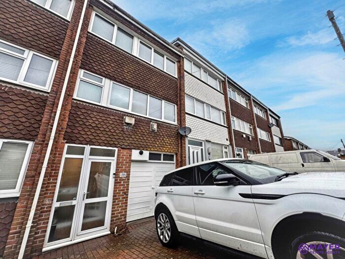 3 Bedroom Town House For Sale In Endsleigh Road, Plymouth, PL9