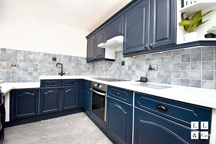 2 Bedroom Semi-Detached House To Rent In Vinefield Court, Flushing, TR11