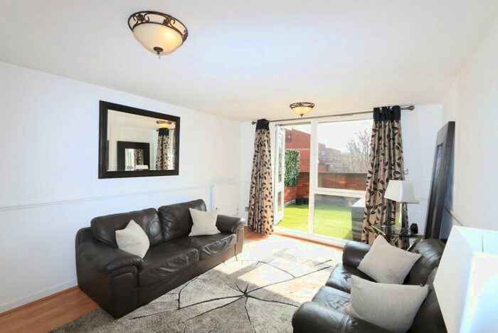 2 Bedroom Flat To Rent In Vauxhall Bridge Road, Pimlico, London, SW1V