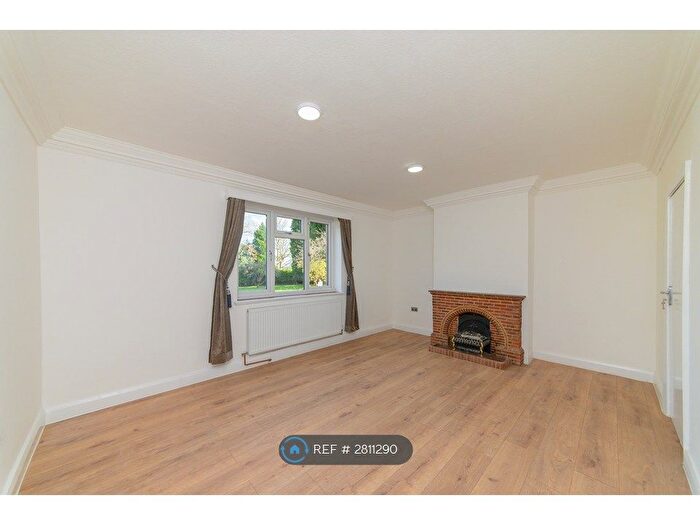 2 Bedroom Flat To Rent In Stubbs Wood, Amersham, HP6
