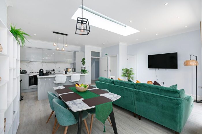 5 Bedroom Semi-Detached House To Rent In North End Road, London, NW11