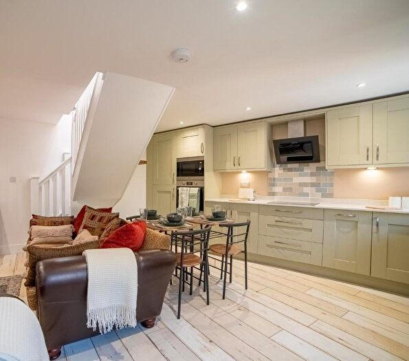 6 Bedroom End Of Terrace House For Sale In Dover Road, Folkestone, CT20