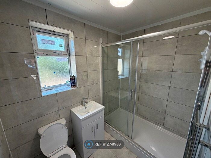 4 Bedroom Semi-Detached House To Rent In Laundry Road, Southampton, SO16