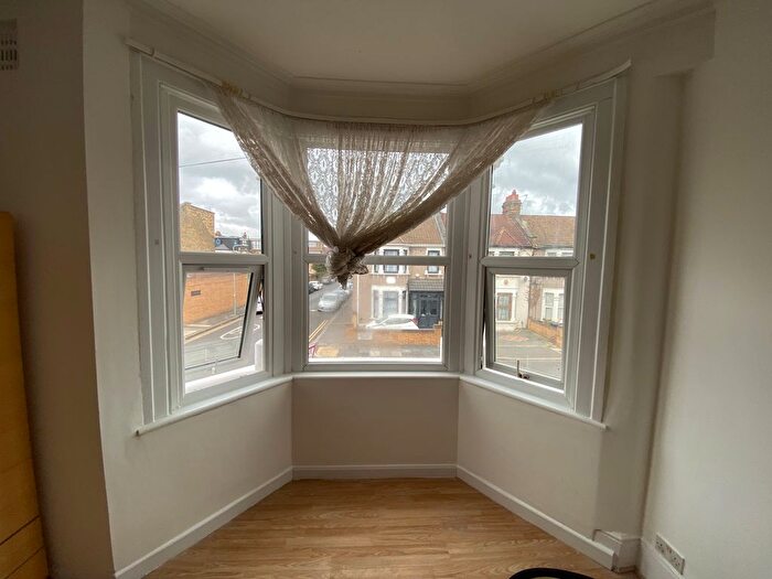 2 Bedroom Flat To Rent In Ladysmith Avenue, Ilford, IG2