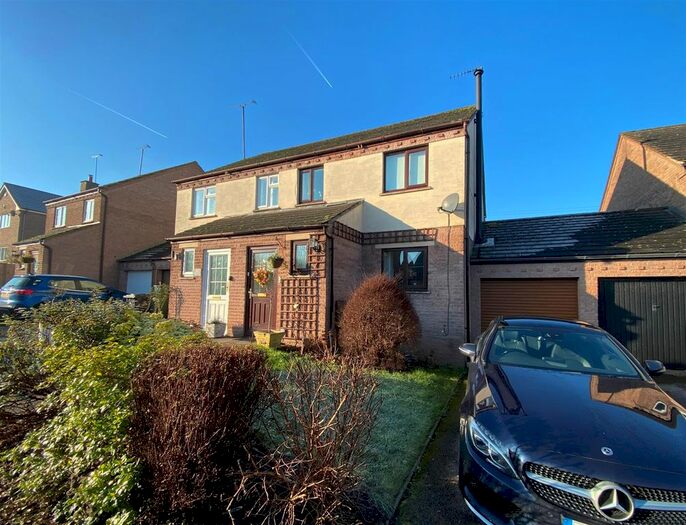 3 Bedroom Semi-Detached House For Sale In Sheens Meadow, Newnham GL14