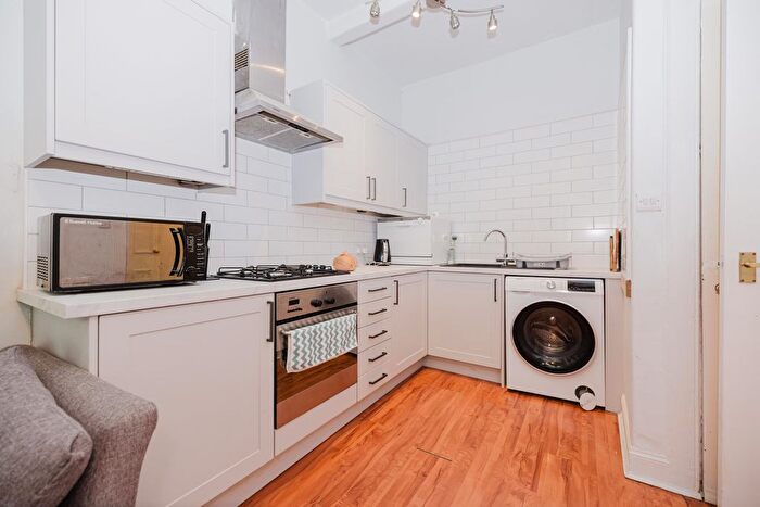 2 Bedroom Flat To Rent In Upper Grove Place, Edinburgh, EH3