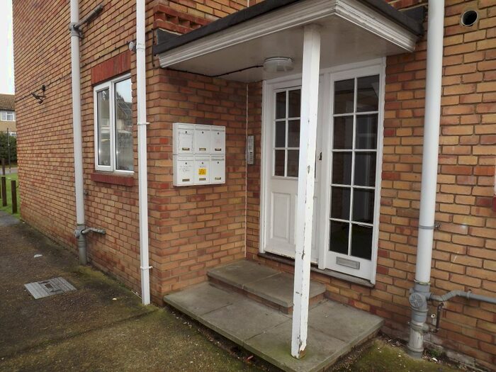 2 Bedroom Flat To Rent In Eastcote Grove, Southend, SS2