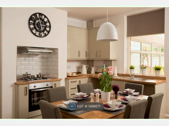 4 Bedroom Terraced House To Rent In Low Lane, Leeds, LS18