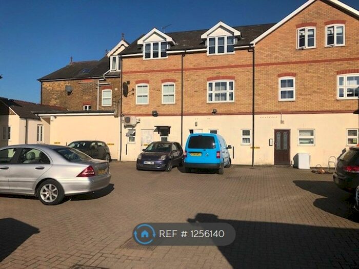 1 Bedroom Flat To Rent In Turners Hill, Cheshunt, Waltham Cross EN8