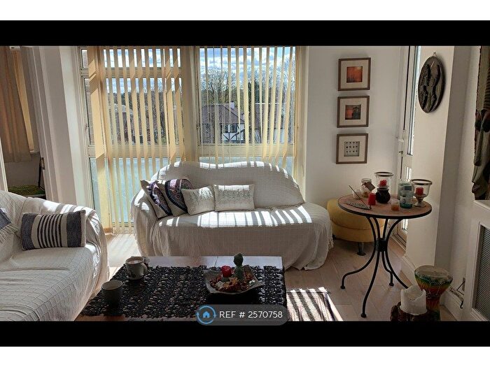 2 Bedroom Flat To Rent In Foxgrove Road, Beckenham, BR3