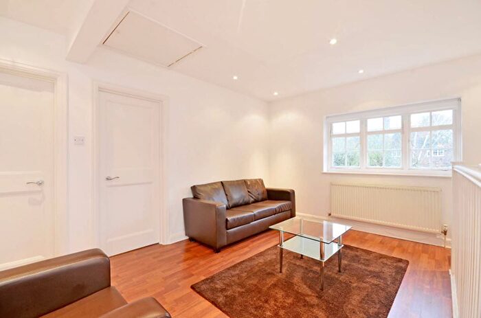 2 Bedroom Maisonette To Rent In Neale Close, London, N2