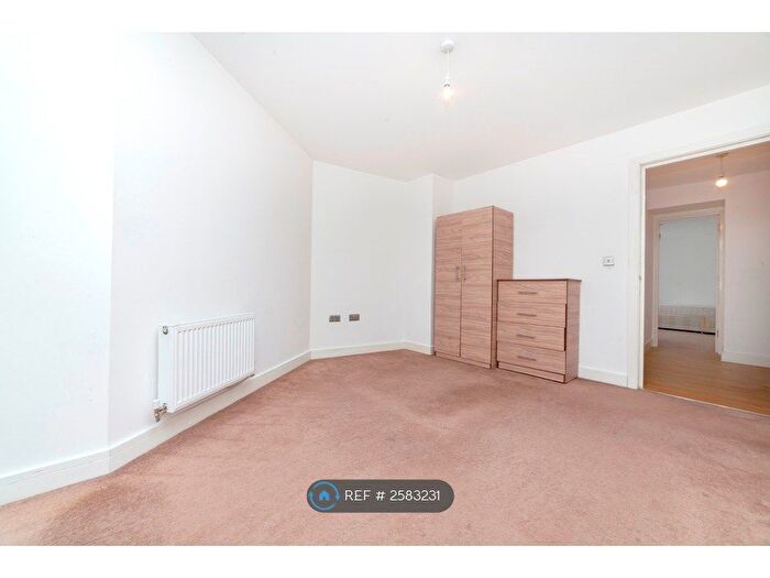 3 Bedroom Flat To Rent In Glengall Road, London, SE15