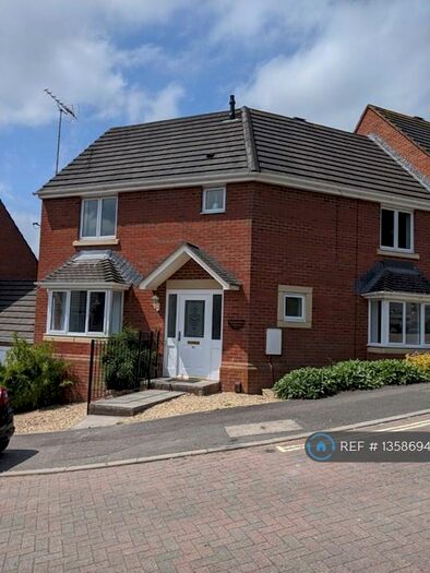 3 Bedroom End Of Terrace House To Rent In Clover Avenue, Exeter, EX4