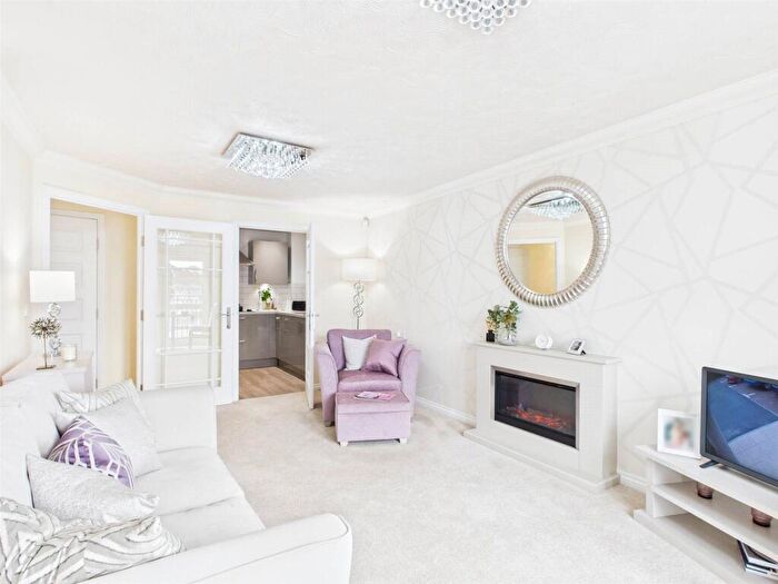 2 Bedroom Apartment For Sale In Prices Lane, Reigate, Surrey, RH2