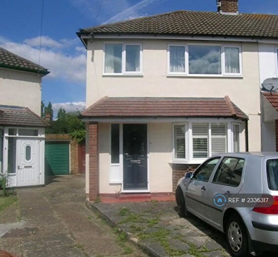 3 Bedroom Semi-Detached House To Rent In Sutherland Gardens, Worcester Park, KT4
