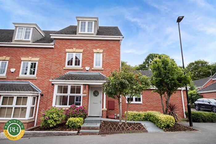 4 Bedroom Town House For Sale In Birch Close, Sprotbrough, Doncaster, DN5