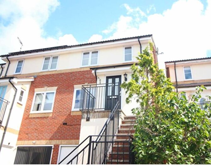 3 Bedroom Semi-Detached House To Rent In Blaenant, Emmer Green, RG4