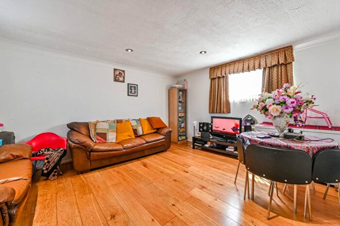 3 Bedroom Maisonette For Sale In Eade Road, Harringay, London, N4