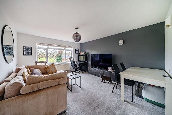 2 Bedroom Flat For Sale In Ferney Road, Byfleet, KT14