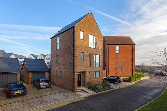 3 Bedroom Town House For Sale In Lakeview Garden, Chilmington Green, TN23