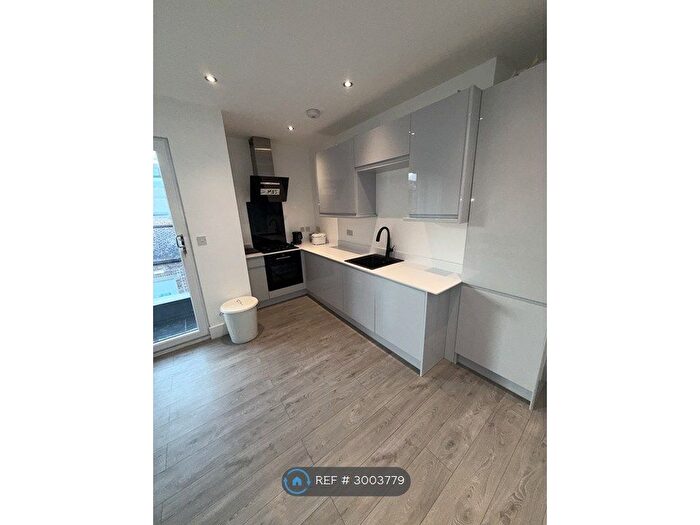 2 Bedroom Flat To Rent In High St, Epsom, KT19