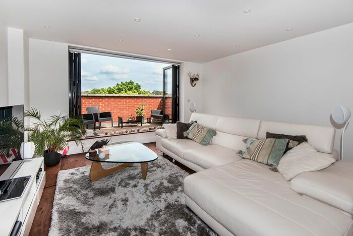 2 Bedroom Flat To Rent In Winchester Street, Springfield Park, W3