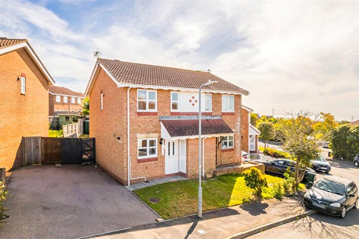 2 Bedroom Semi-Detached House To Rent In Blackthorn Close, Portslade, BN41