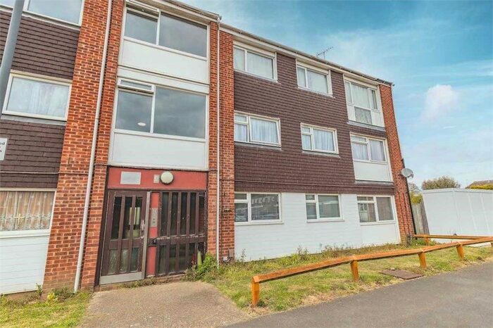 2 Bedroom Flat To Rent In Quantock Close, Langley, Berkshire SL3