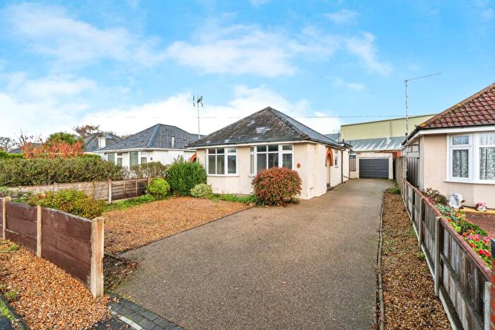 2 Bedroom Bungalow For Sale In Calmore Road, Totton, Southampton, Hampshire, SO40