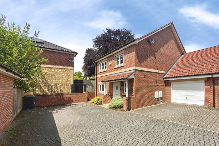3 Bedroom Detached House For Sale In Elmhurst Gardens, Trowbridge, BA14