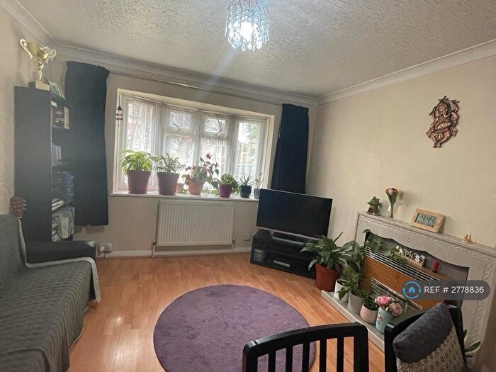 2 Bedroom Maisonette To Rent In Eastern Avenue, Ilford, IG2