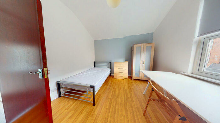 8 Bedroom Flat To Rent In Cardigan Road, Hyde Park, Leeds, LS6